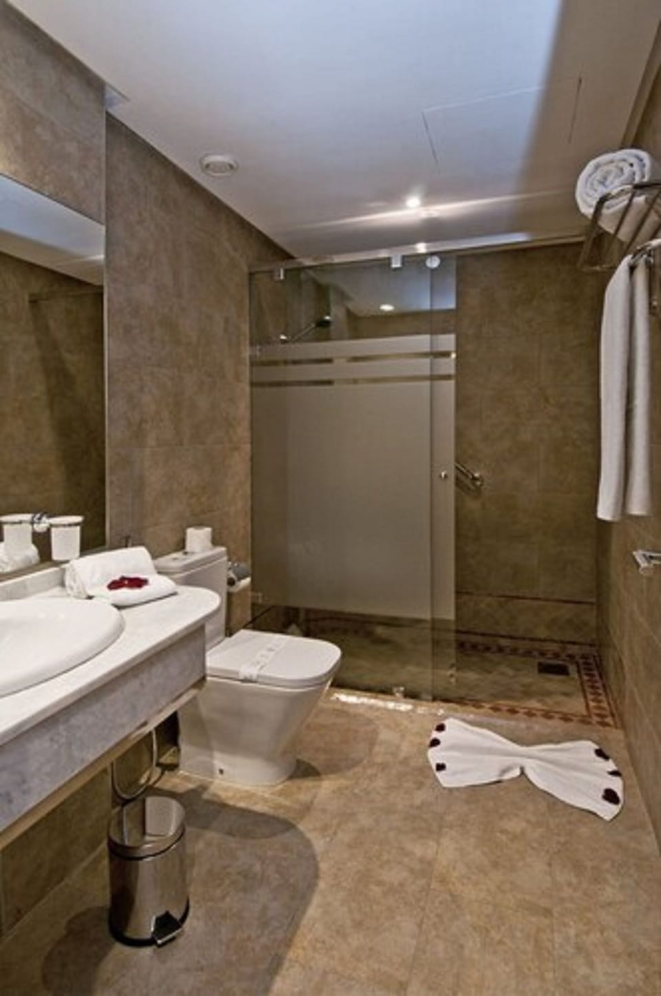 Standard Single Room | Bathroom | Shower, rainfall showerhead, free toiletries, towels