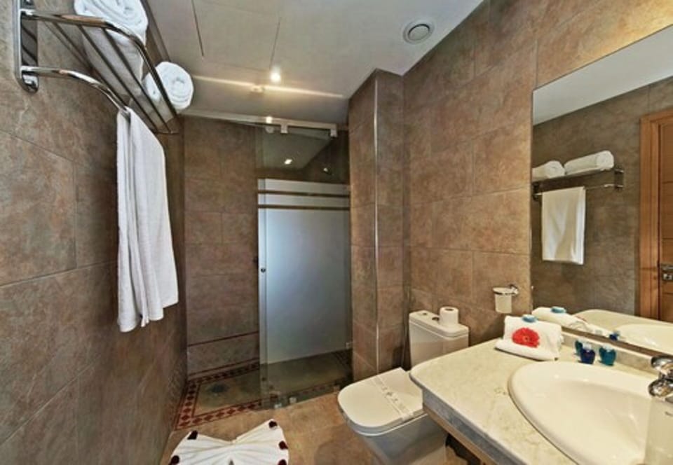 Standard Triple Room | Bathroom | Shower, rainfall showerhead, free toiletries, towels