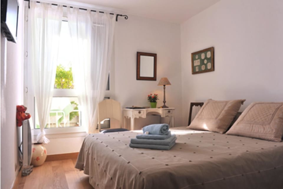 Double Room | Individually decorated, individually furnished, blackout drapes