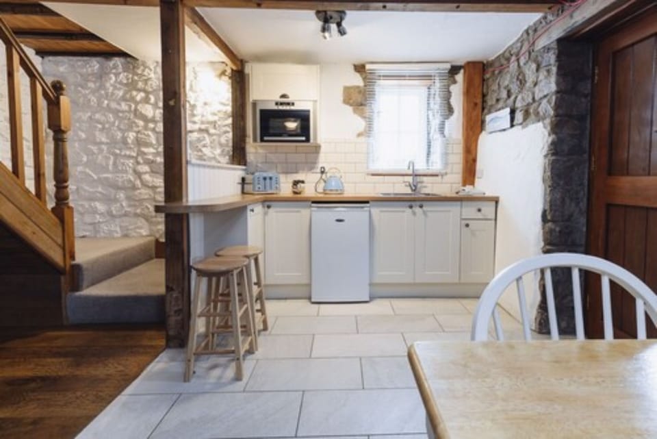 Classic Cottage, 1 Bedroom | Private kitchen | Electric kettle