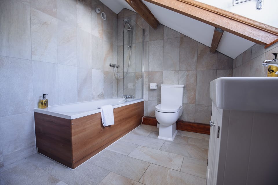 Classic Cottage, 1 Bedroom | Bathroom | Free toiletries, hair dryer, towels