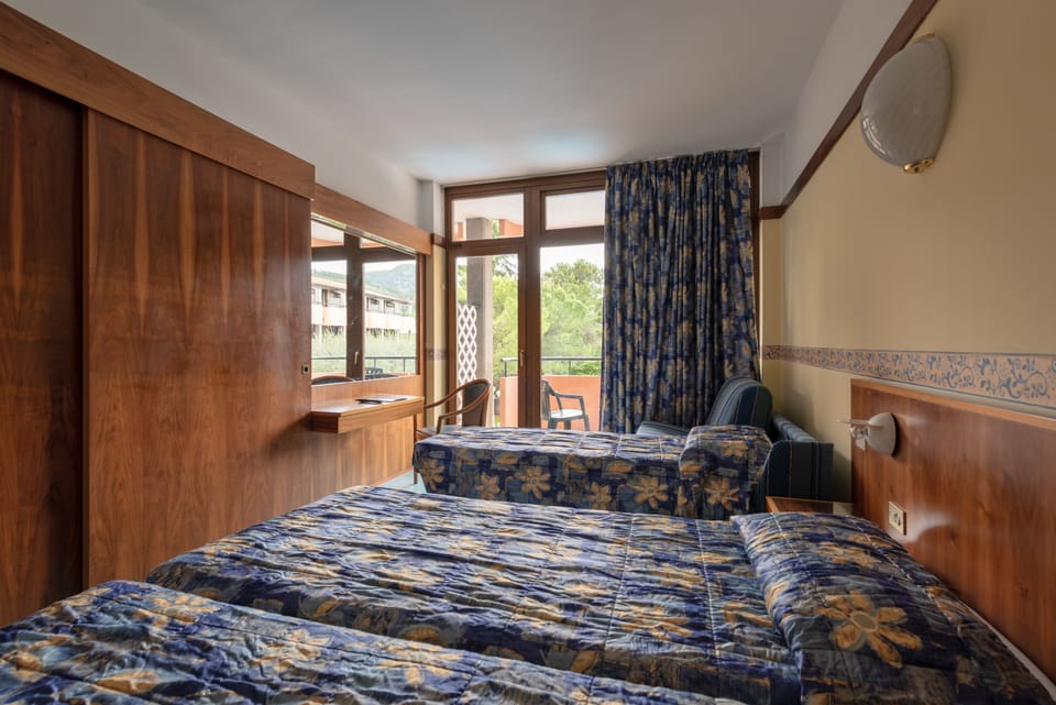 In-room safe, desk, bed sheets
