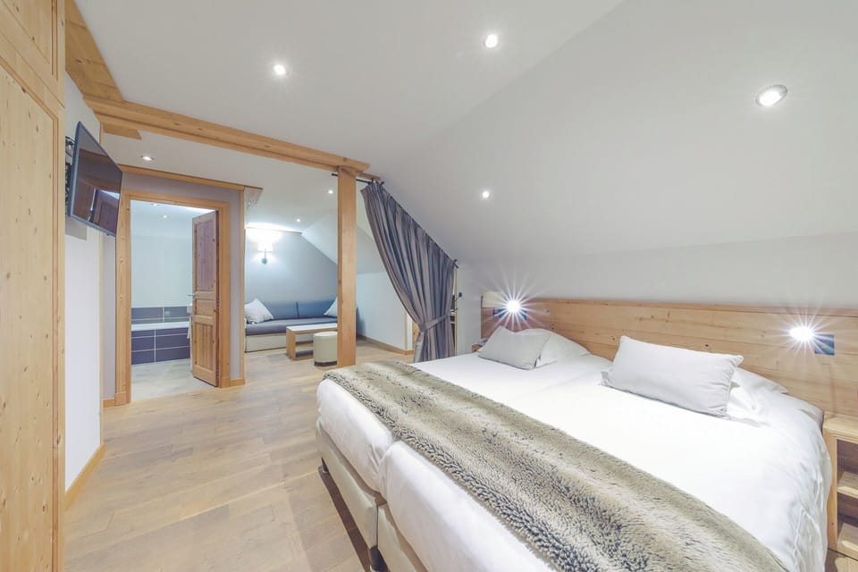Room (Privilege) | In-room safe, desk, blackout drapes, iron/ironing board