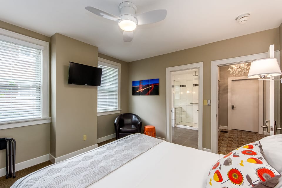 Classic Room, 1 Queen Bed, Private Bathroom, Ground Floor (San Francisco Room) | Premium bedding, desk, iron/ironing board, WiFi (free)