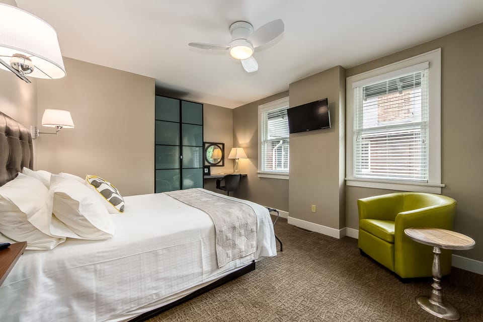Classic Room, 1 Queen Bed, Private Bathroom (Chicago Room) | Premium bedding, desk, iron/ironing board, WiFi (free)