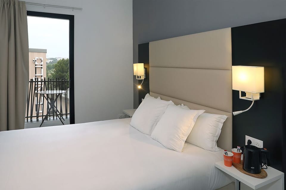 Balcon Room | Desk, soundproofing, free cribs/infant beds, free WiFi