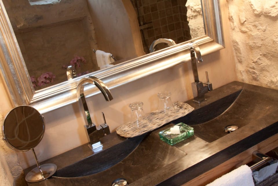 Deluxe Double Room, Multiple Beds, Ensuite, Garden View (Anthracite) | Bathroom | Shower, hydromassage showerhead, designer toiletries, hair dryer