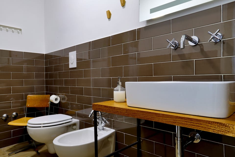 Junior Suite | Bathroom | Shower, hair dryer, bidet, towels