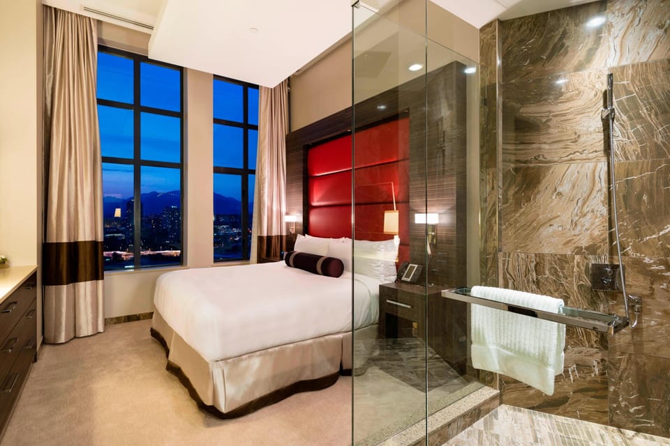 Hypo-allergenic bedding, in-room safe, desk, laptop workspace