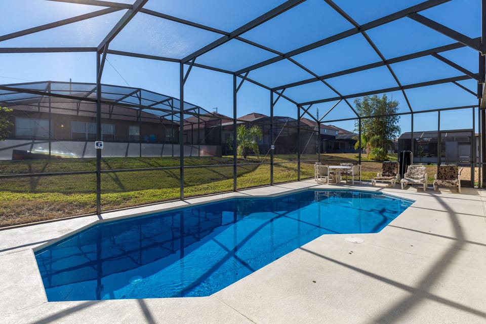Private Pool, Sun all Day, PRIVACY FENCE HAS BEEN ADDED/CHAIRS UPDATED