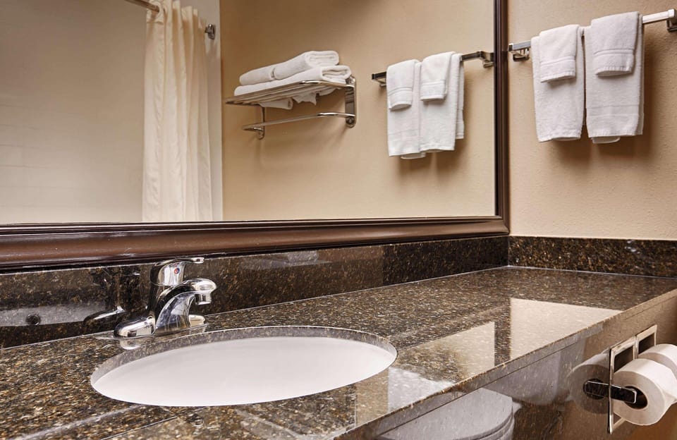 In-room safe, iron/ironing board, free WiFi, bed sheets