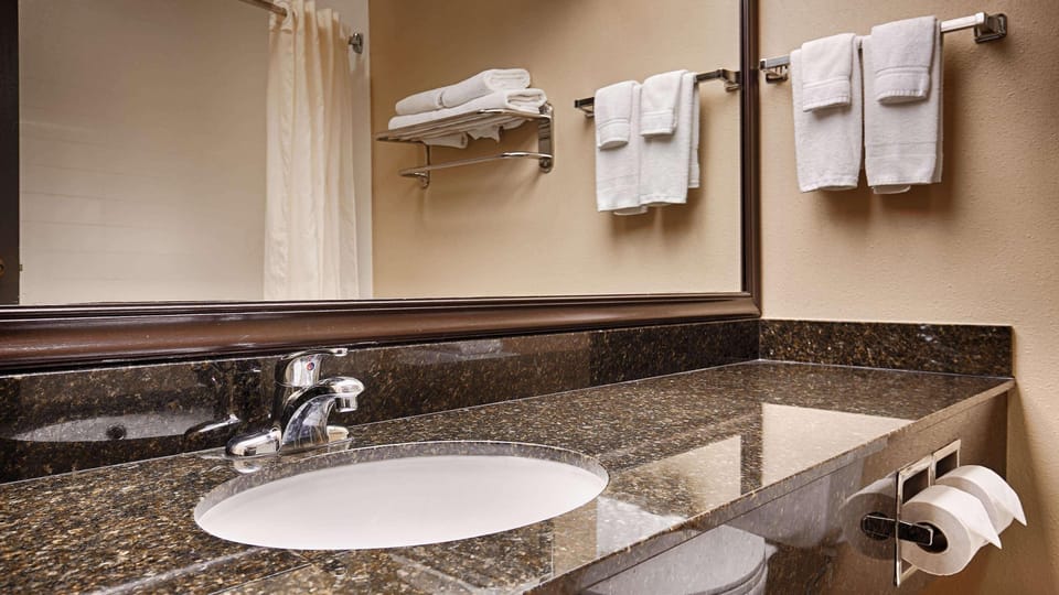 Single Room, 1 King Bed | In-room safe, iron/ironing board, free WiFi, bed sheets