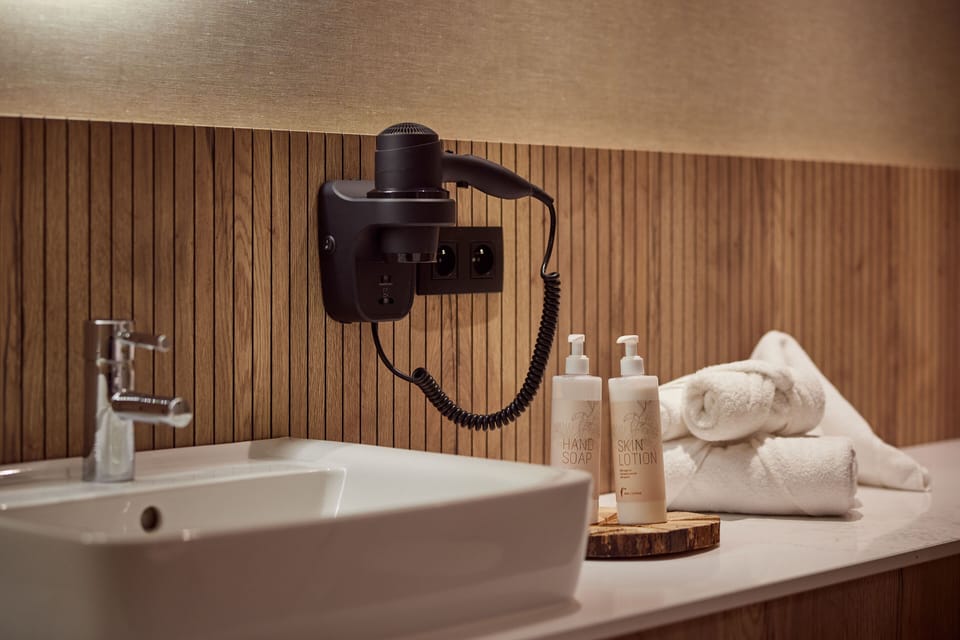 Junior Suite | Bathroom | Free toiletries, hair dryer, towels