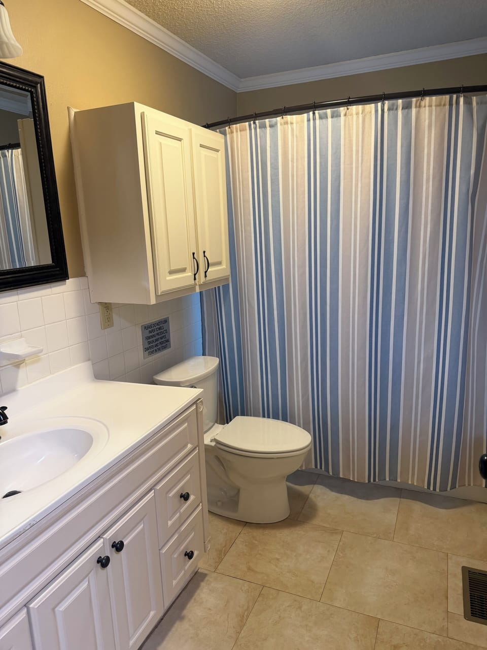 Main floor hallway bath (view 2)