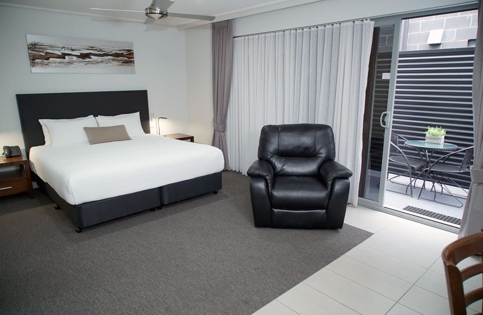 Deluxe King Room | Desk, laptop workspace, blackout drapes, soundproofing