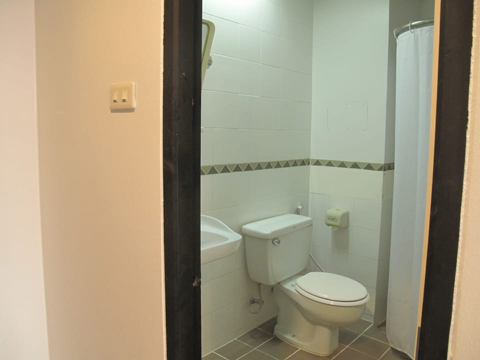 Standard Twin Room | Bathroom | Slippers, towels