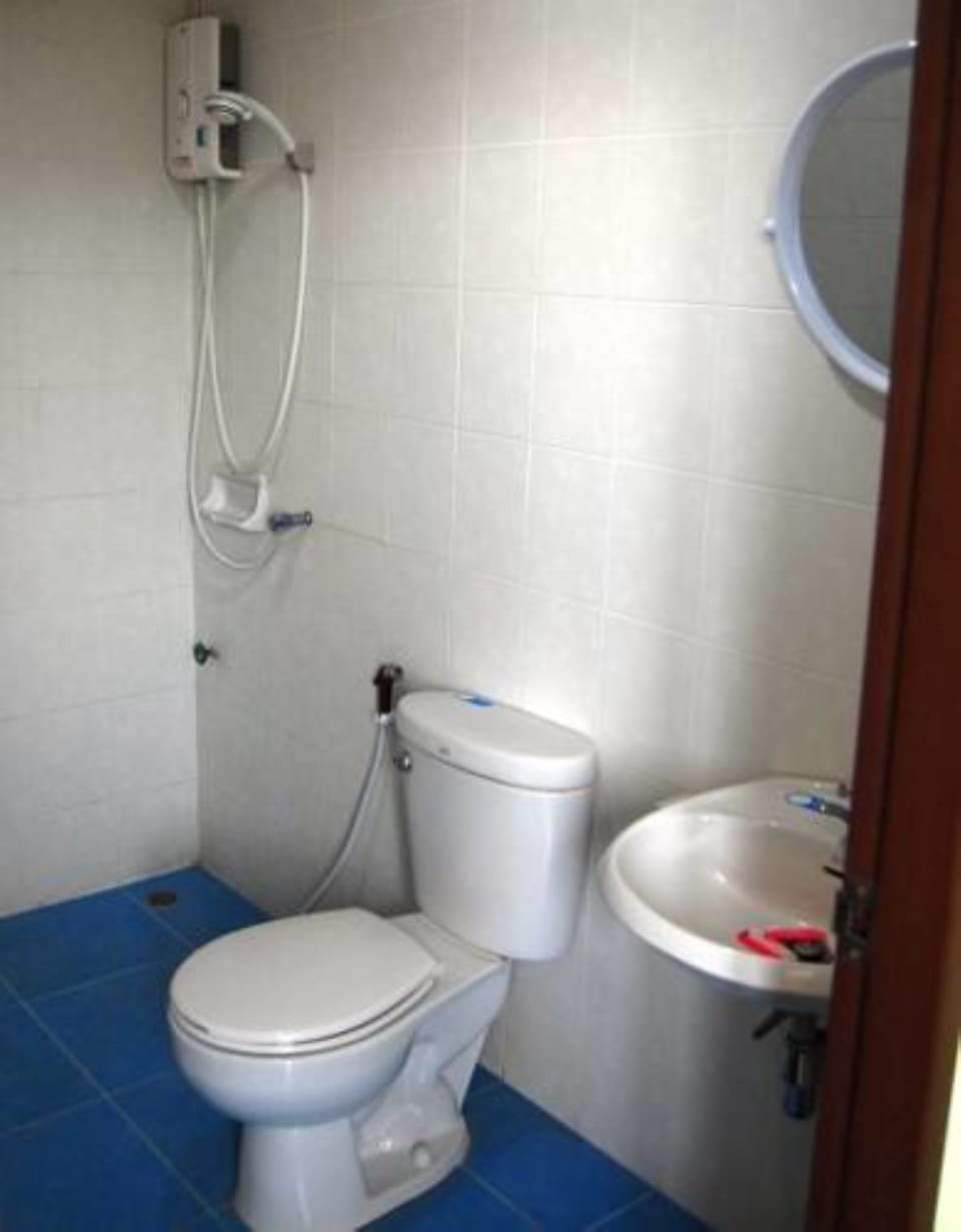 Standard Double Room | Bathroom | Shower, free toiletries, towels