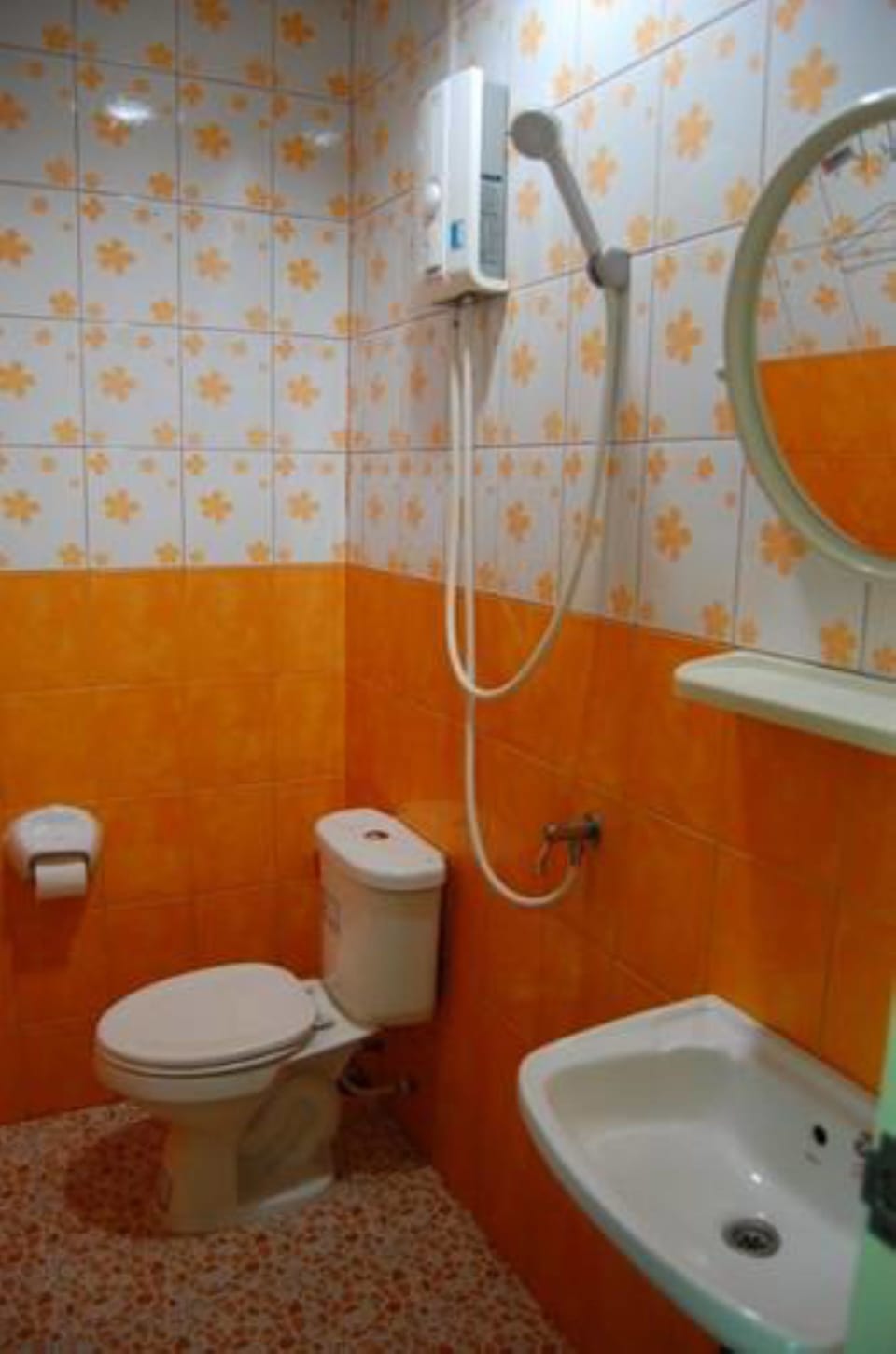 Standard Twin Room | Bathroom | Shower, free toiletries, towels