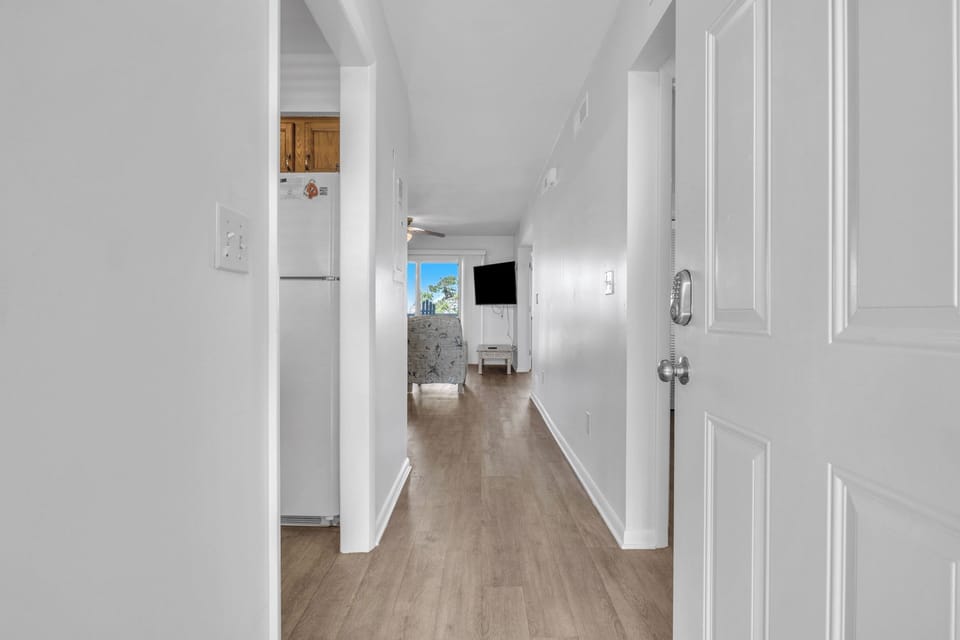 Front Entrance / Hallway - East
