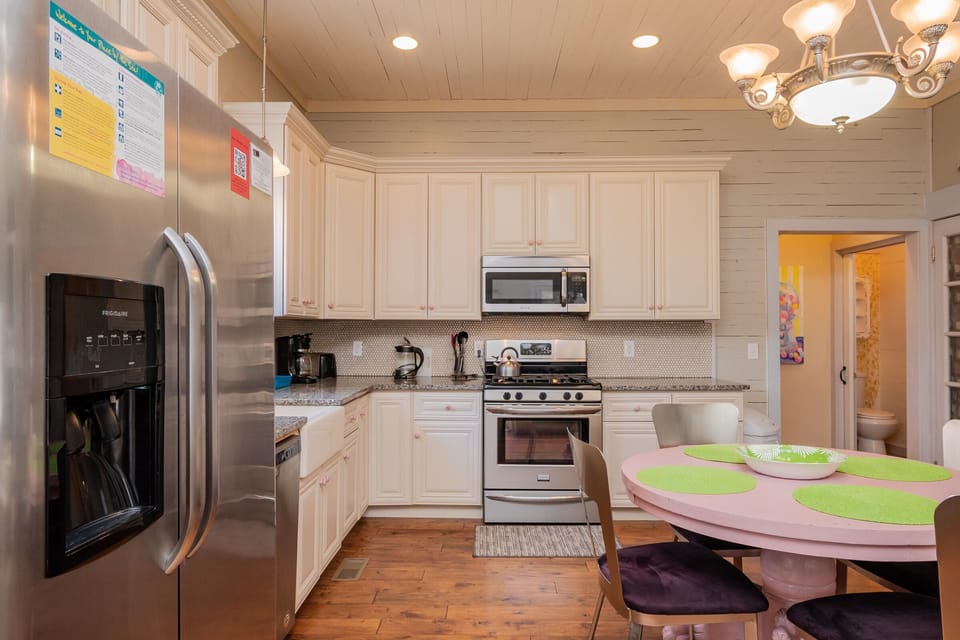 Kitchen / Eat-in Area