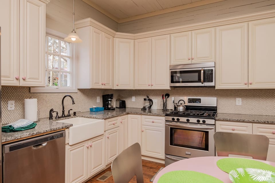 Kitchen / Eat-in Area
