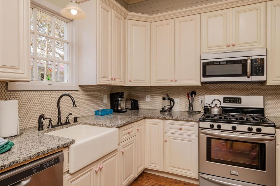 Kitchen / Eat-in Area