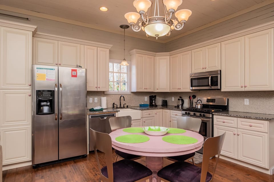 Kitchen / Eat-in Area