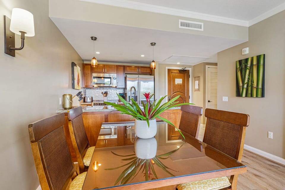 Dinning area with seating for 4