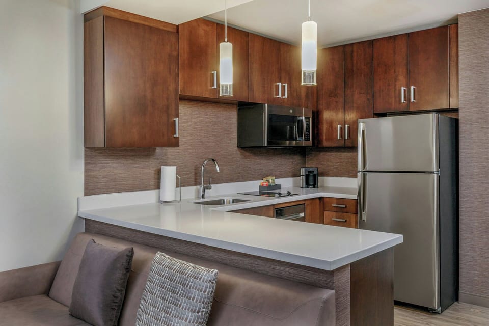 Full-size fridge, microwave, stovetop, dishwasher