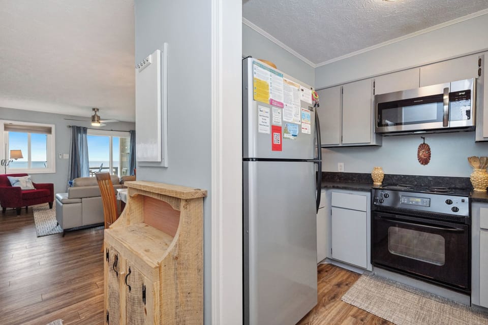 Hallway / Foyer / Kitchen - North
