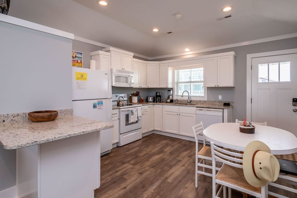 Kitchen / Eat-in Area - North