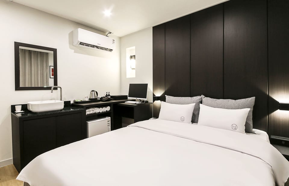 1 bedroom, desk, blackout drapes, soundproofing