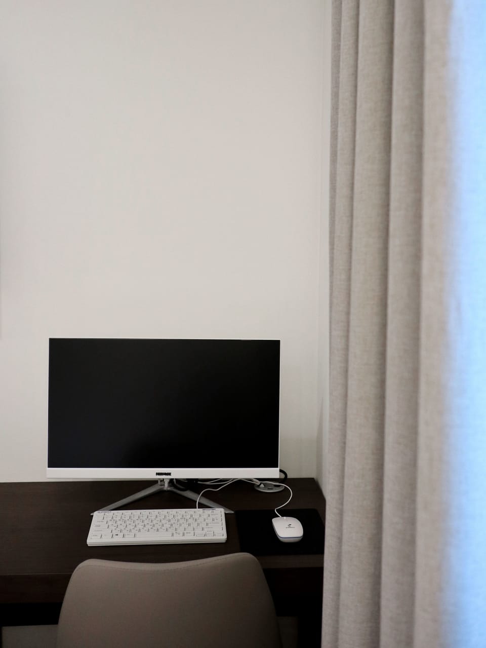 1 bedroom, desk, blackout drapes, soundproofing