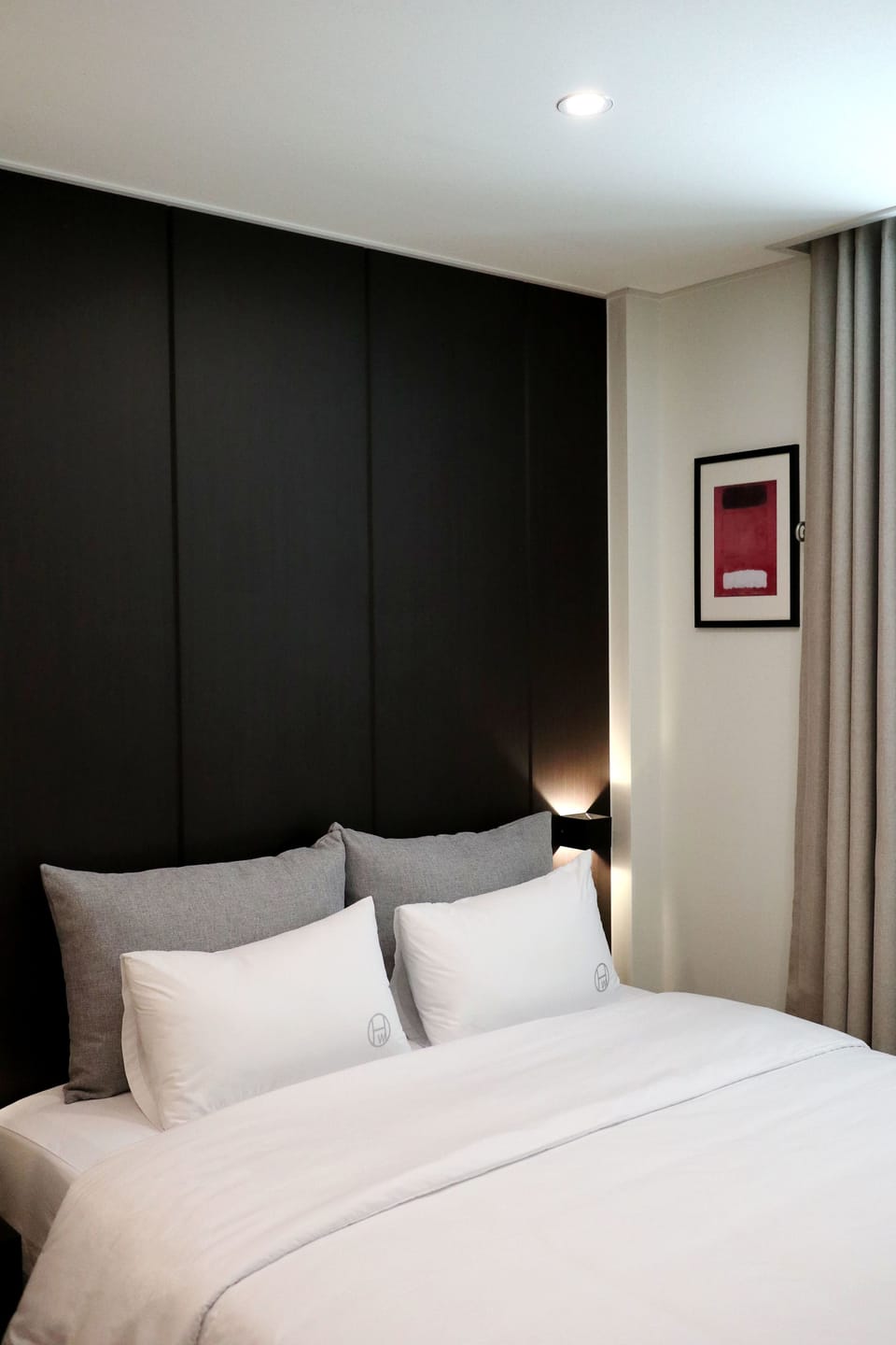 1 bedroom, desk, blackout drapes, soundproofing