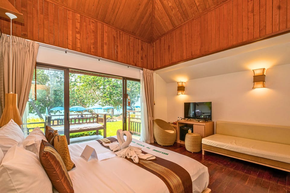 Deluxe Villa, Sea View | In-room safe, desk, rollaway beds, free WiFi