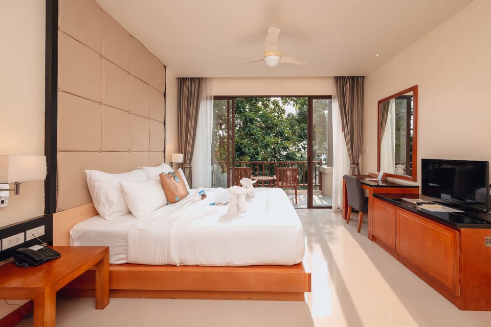 Junior Room, 1 King Bed, Garden View | In-room safe, desk, rollaway beds, free WiFi