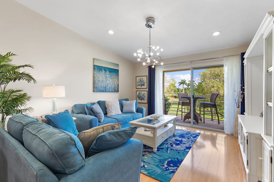 Inviting Balcony & View!