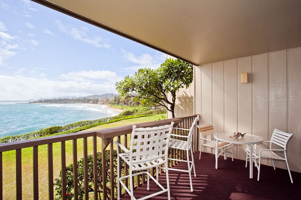 Your private lanai is ideal for enjoying meals with a spectacular view.