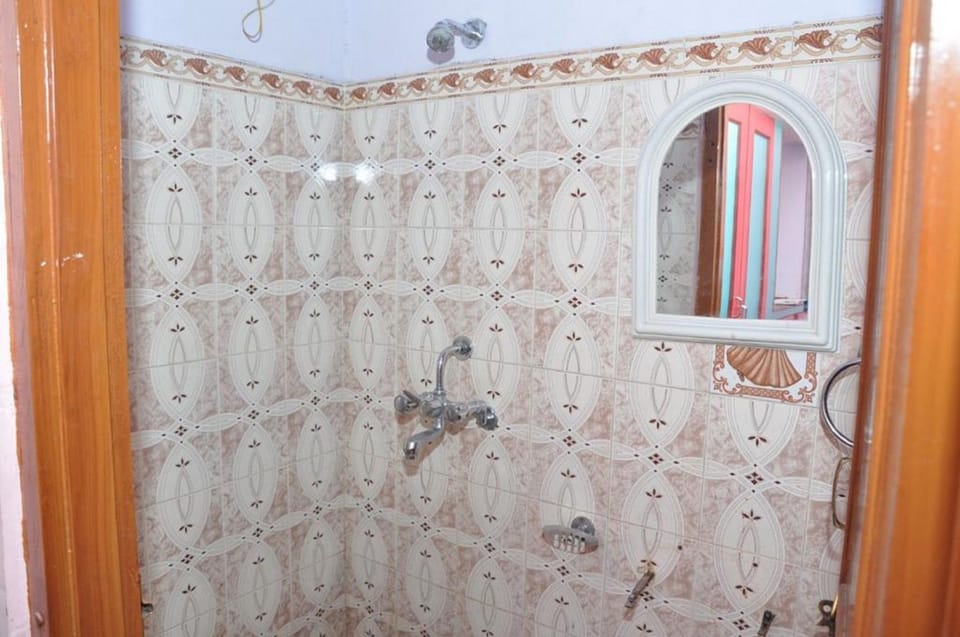 Deluxe Room, 1 Double Bed, Non Smoking | Bathroom | Shower