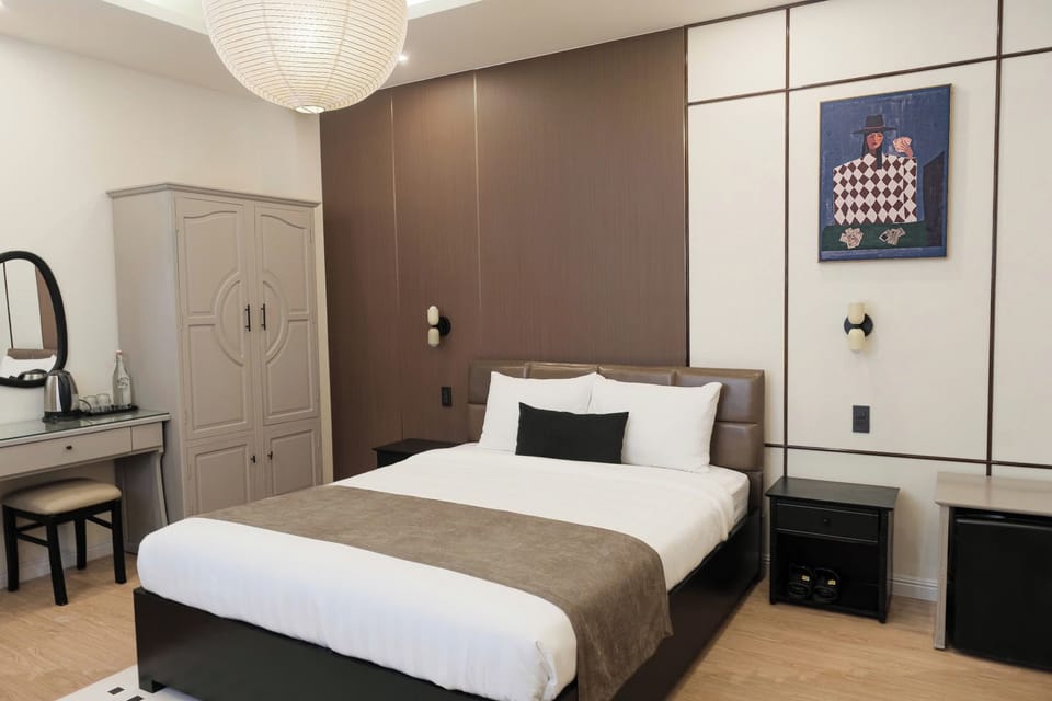 Deluxe Studio | Minibar, in-room safe, desk, free WiFi