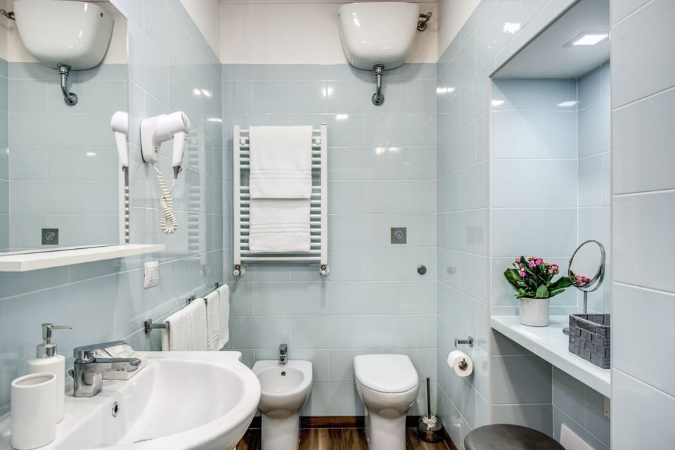 Classic Triple Room | Bathroom | Shower, rainfall showerhead, free toiletries, hair dryer