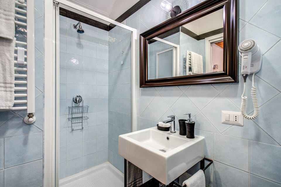 Superior Room | Bathroom | Shower, rainfall showerhead, free toiletries, hair dryer