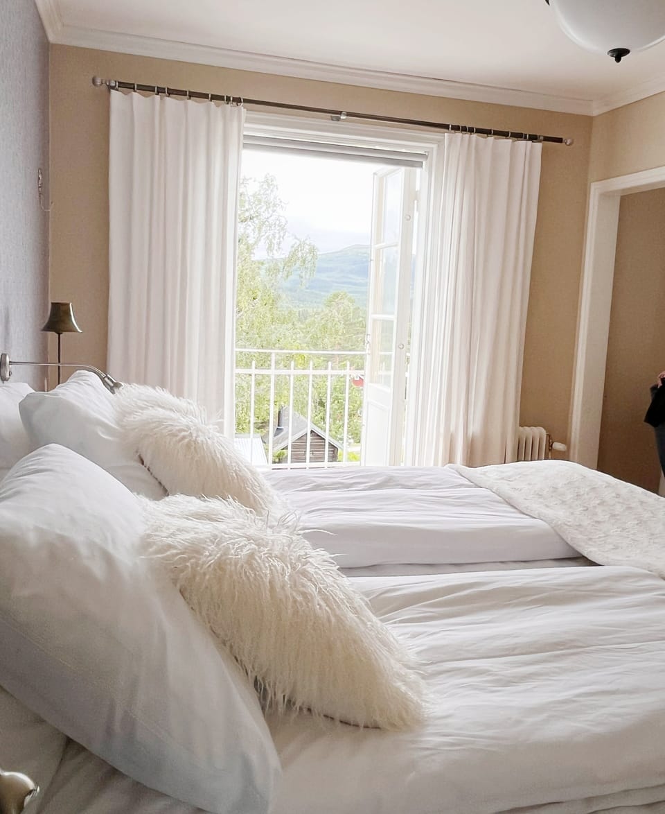 Junior Suite | Hypo-allergenic bedding available, iron/ironing board (on request)