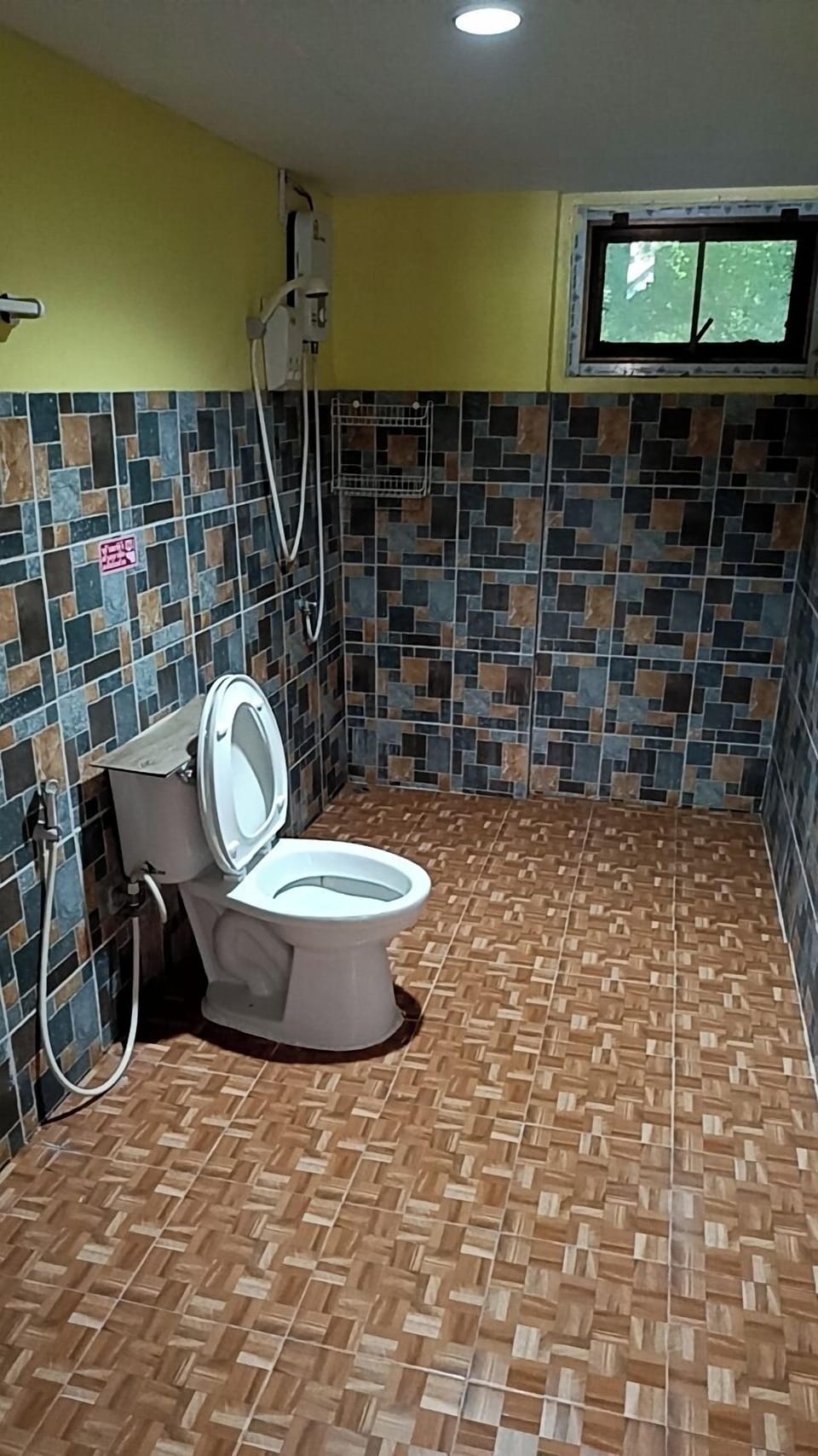 Family Double Room | Bathroom | Shower, free toiletries, towels