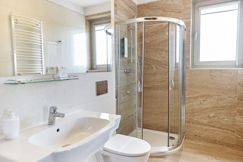 Deluxe Apartment, 1 King Bed | Bathroom | Shower, towels
