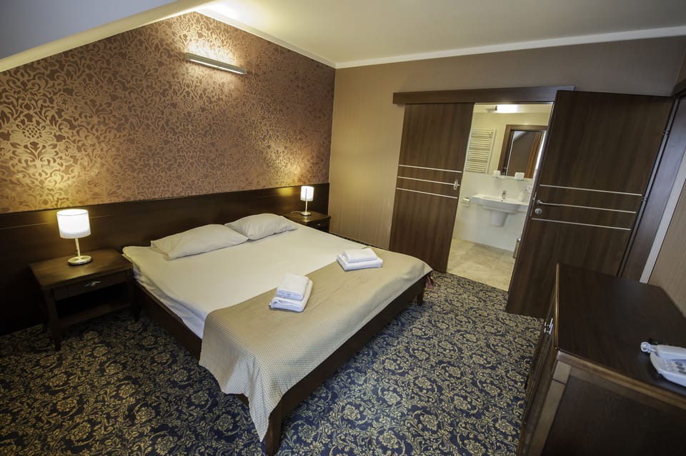 Deluxe Apartment, 1 King Bed | Desk, WiFi (free), bed sheets