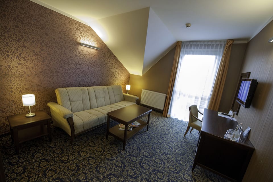 Deluxe Apartment, 1 King Bed | Desk, WiFi (free), bed sheets