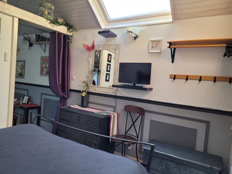 Deluxe Apartment | Premium bedding, blackout drapes, soundproofing, iron/ironing board