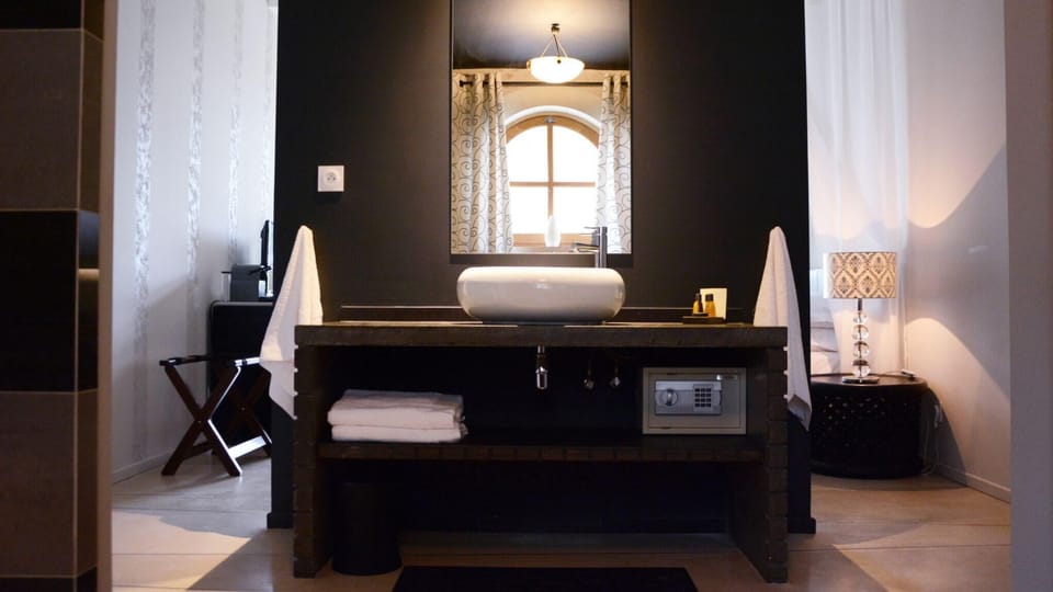 Luxury Suite, Terrace (Black White) | Bathroom