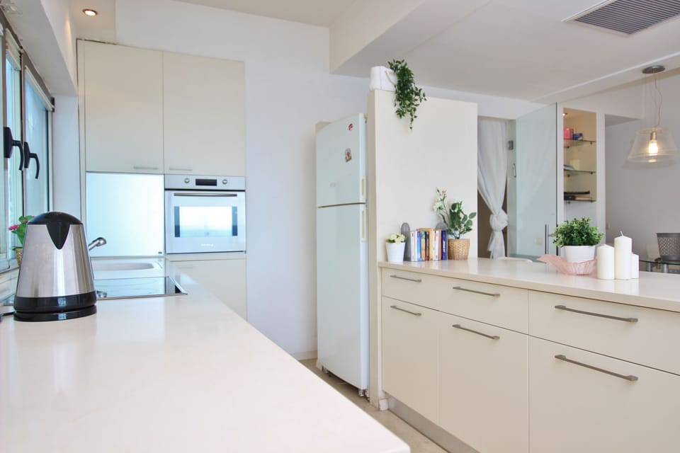 Deluxe Apartment, Multiple Beds, Non Smoking | Private kitchen | Full-size fridge, microwave, oven, stovetop